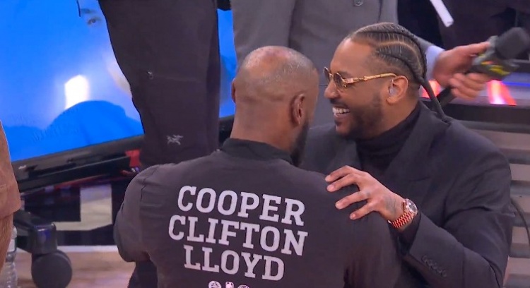 49图库官方版-又是谁的青春呢？詹姆斯赛前和安东尼、麦迪拥抱寒暄